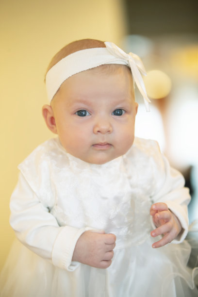 一个穿着白色衣服的三个月大的小女孩的肖像。图片下载