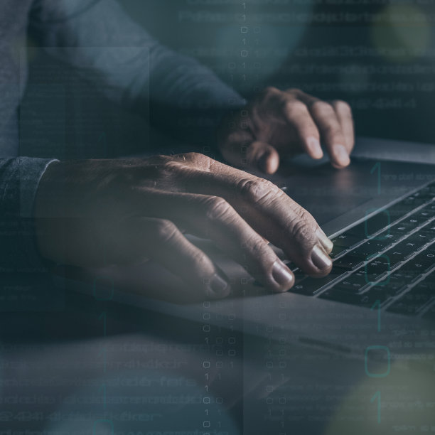 双手在笔记本电脑键盘上打字。在电脑上工作的人。黑暗的情绪。技术、经营理念图片下载