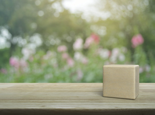 木桌上的木块立方体图片下载