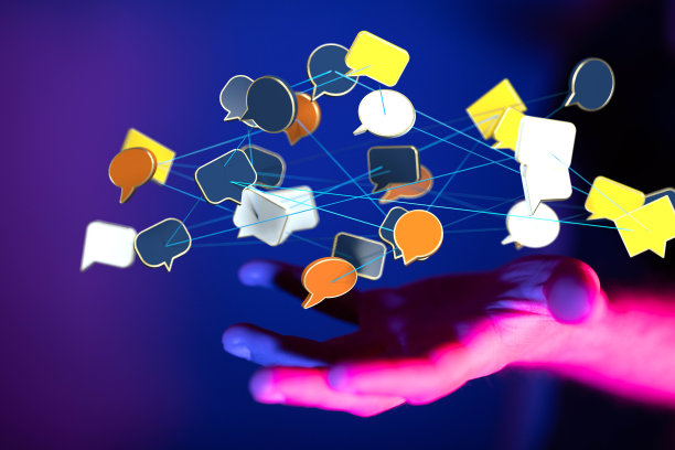 男性的手拿着一个说明的消息和聊天图标图片下载