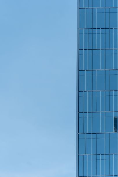 现代商业建筑以蓝天为背景，文字空间，垂直拍摄图片下载