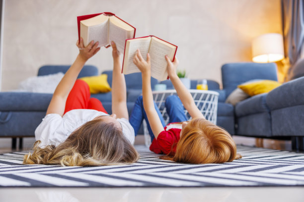 母女俩读书图片下载