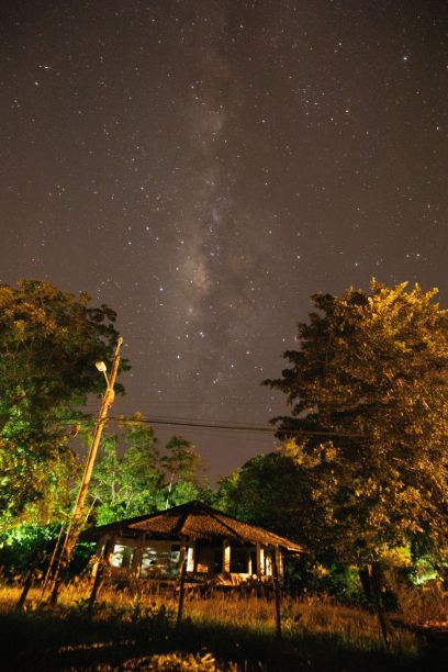 星空下小屋的垂直镜头图片下载