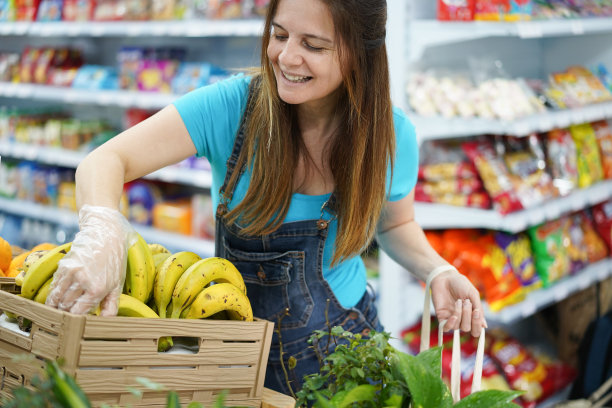 女性顾客在生态生鲜市场购买有机食品水果-注重面子图片下载