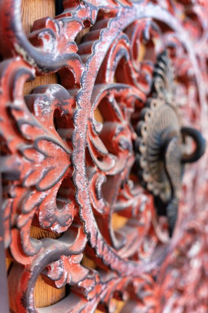 铁制的古老花卉装饰品，在中国文化中用作木门上的装饰图片下载