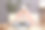 照片震惊惊讶惊讶寒冷的女人戴着帽子和冬天的外套坐在家里的沙发上，在笔记本电脑上工作，用大眼睛看着显示器。图片下载