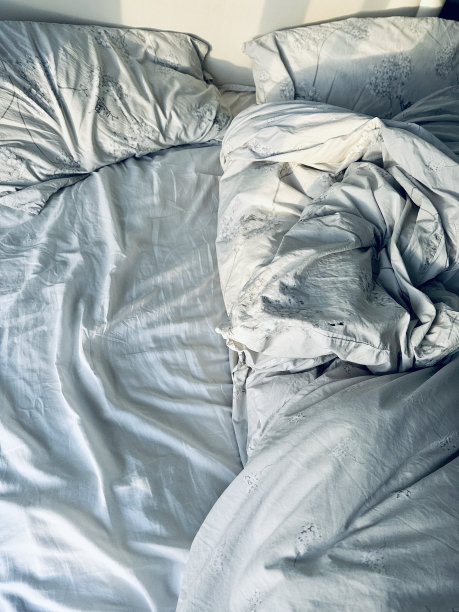 早上被弄皱的床图片下载