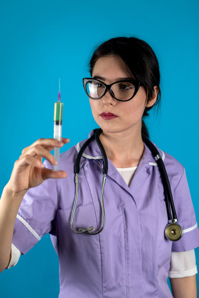 快乐的女医生拿着注射器与疫苗孤立的背景图片下载