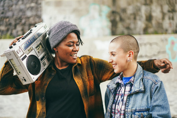 多种族的年轻女性户外舞蹈与城市背景-时尚的街头穿着风格和友谊的概念-关注非洲女性的脸图片下载