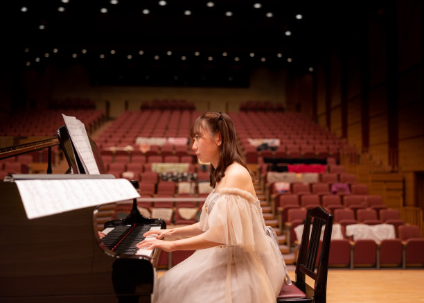 年轻女子在音乐厅弹钢琴图片下载