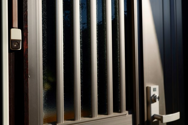 入口处安装有呼叫按钮。图片下载