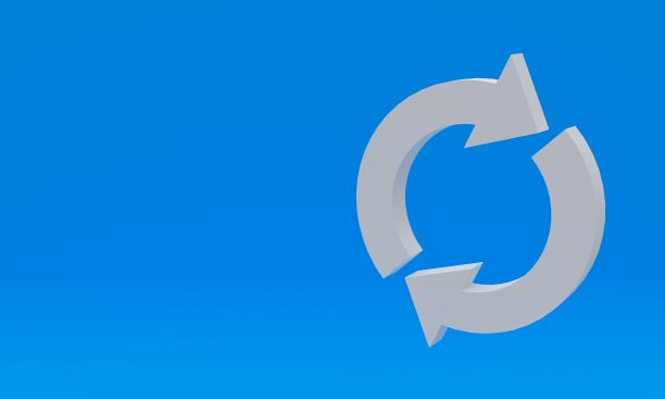 系统更新图标的3d渲染-蓝色背景上的更新概念图片下载