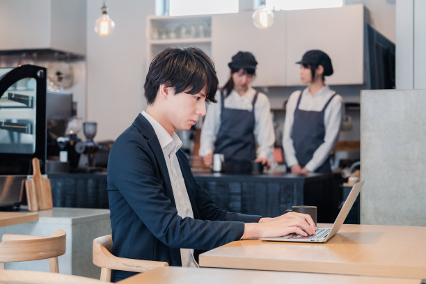 Businessman using a computer at a café图片下载