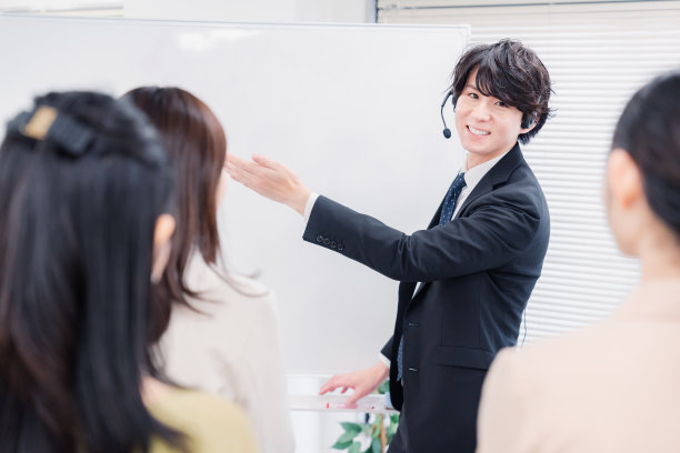 男老师在他的办公室指导图片下载