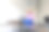 身着制服、戴着防护手套的专业女工在工厂生产线上对巧克力糖果进行分类图片下载