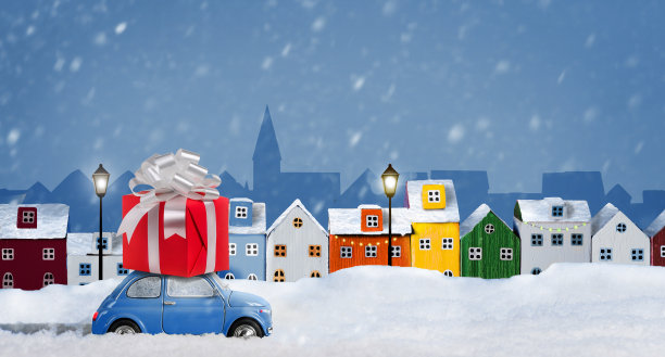 在白雪覆盖的城市背景上，车顶上有圣诞礼盒的汽车图片下载