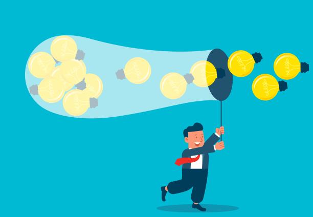 捕捉新的灵感，创造力和想法，头脑风暴，创新的思维方式，创造力帮助解决商业问题，商人用蝴蝶网捕捉漂浮在半空中的灯泡图片下载