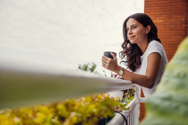 美丽的年轻女子放松了一杯茶图片下载