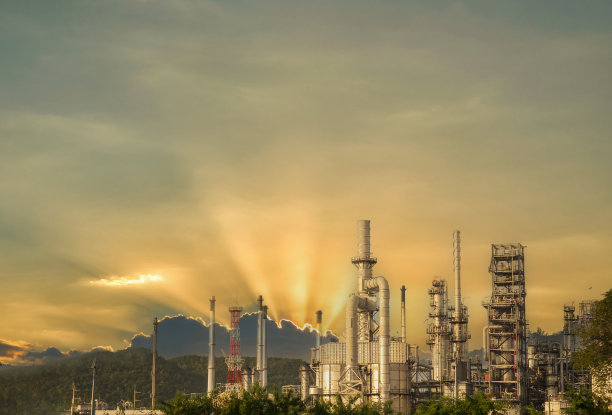 石油精炼厂汽油厂有原油储罐、汽油供应和化工厂。石油桶燃料重工业炼油制造工厂。炼油行业概念图片下载