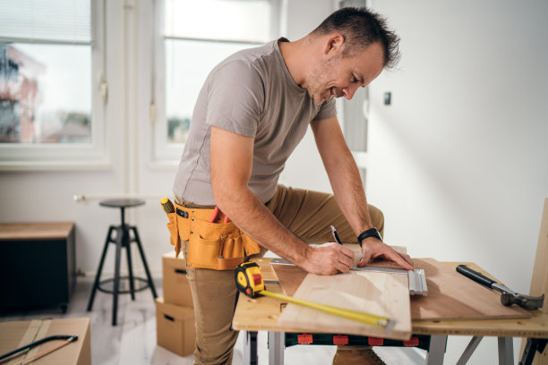 专业木匠在测量木板图片下载