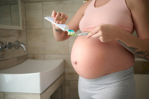 妇女，孕妇和在浴室刷牙，口腔和口腔卫生与产品。怀孕，美容和牙齿健康的女性放松的同时，清洁，美白和早上在家里例行图片下载