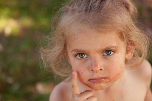 邋遢的小女孩露出一根手指图片下载