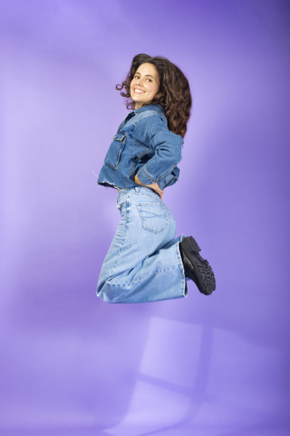 女人穿着新靴子昂首阔步图片下载