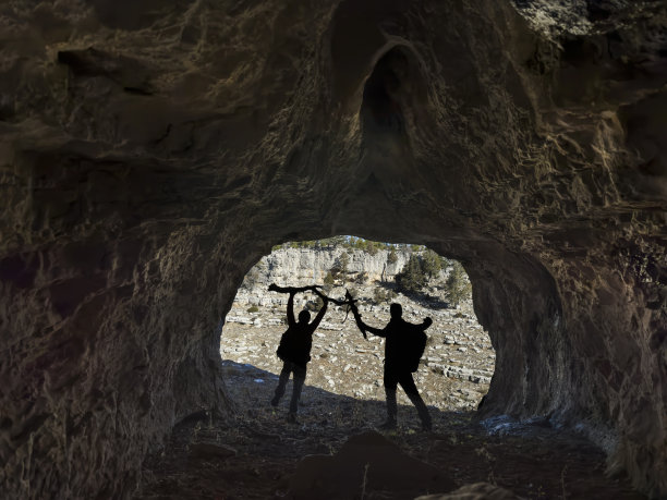 成功的探险队在罕见的洞穴位于山区野生动物区图片下载