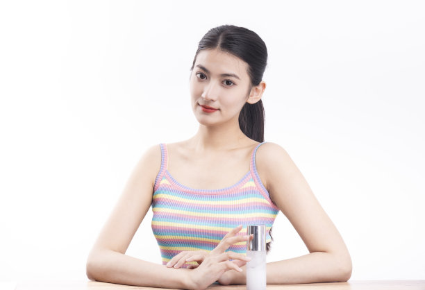 白底美女美容护肤图片下载