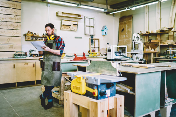 忙碌的工程师看着项目草图图片下载