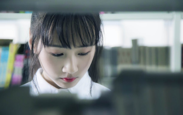 图书馆里的女孩图片下载