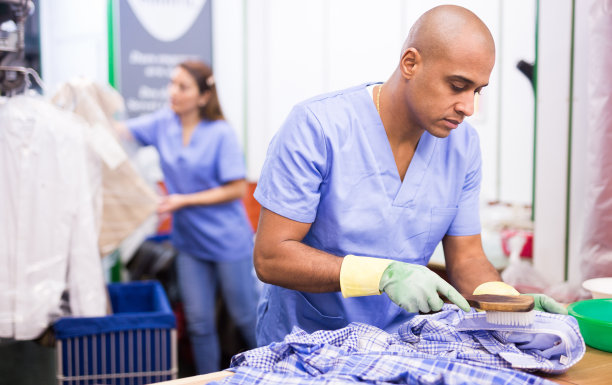 专注男子干洗店去除斑点和污渍图片下载