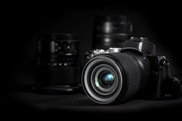 有黑色背景镜头的数码相机，商务、艺术、新闻或爱好用的技术设备，复制空间，选定焦点图片下载