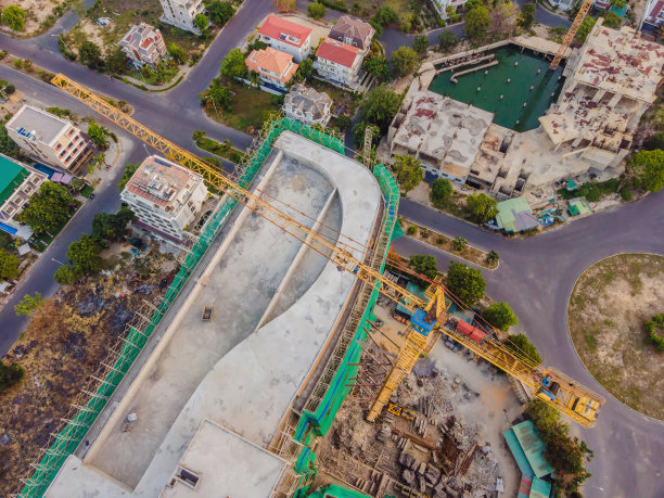 起重机和正在施工的建筑物。建筑工地图片下载