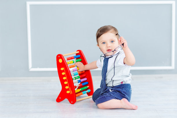 幼儿戴眼镜坐账单，学前教育发展理念图片下载