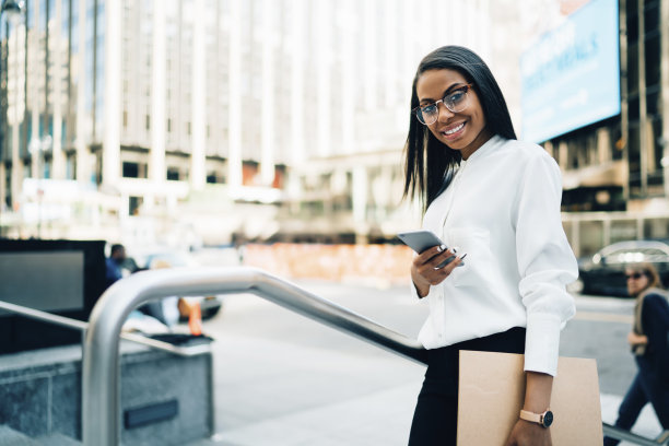 成功的企业家在街上使用手机图片下载