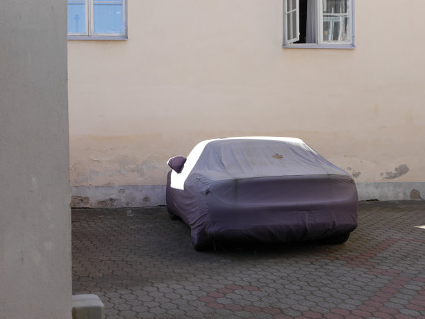 街道上的敞篷汽车图片下载