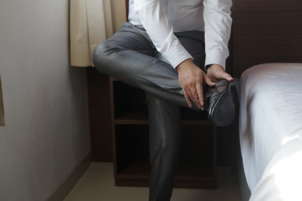 一个穿着鞋子的男人作为新郎准备婚礼图片下载