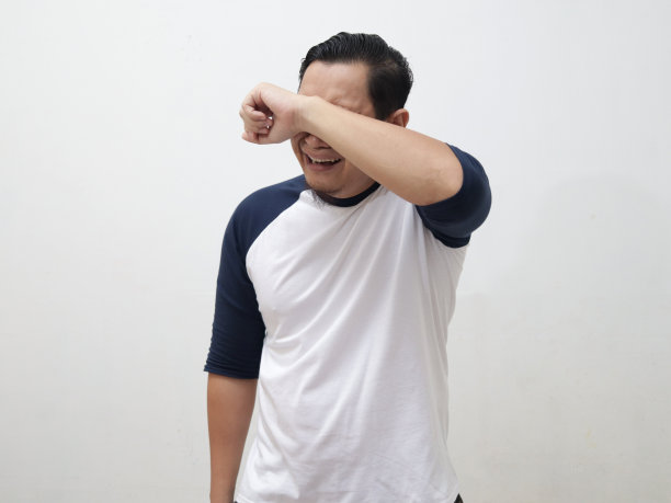 抑郁悲伤的概念，年轻的亚洲男人哭得厉害图片下载
