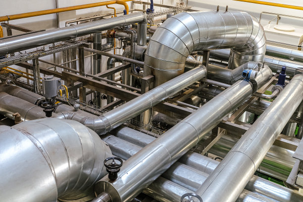 工业建筑中镀锌圆形和矩形通风管道。工程空气系统。图片下载