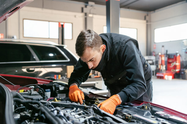 在汽车修理厂工作的汽车修理工图片下载