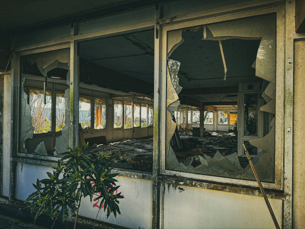 里斯本郊区一座废弃建筑的图片图片下载