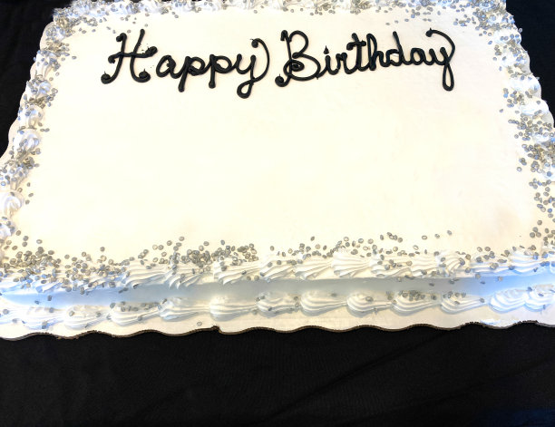 花式白蛋糕与笔迹:生日快乐图片下载