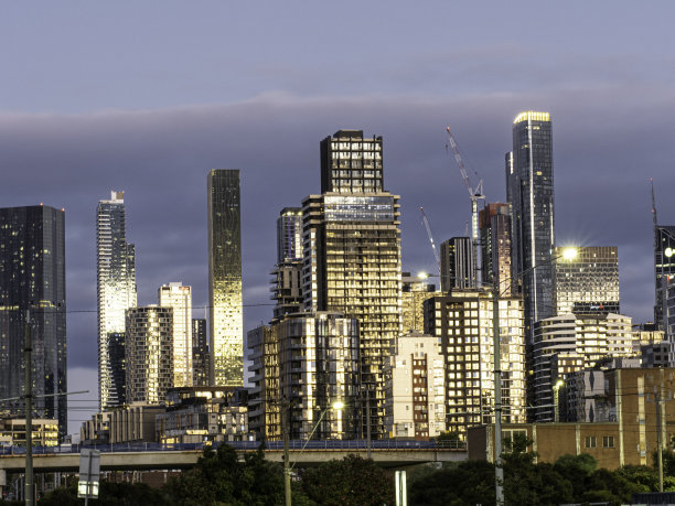 日落时分的城市天际线图片下载