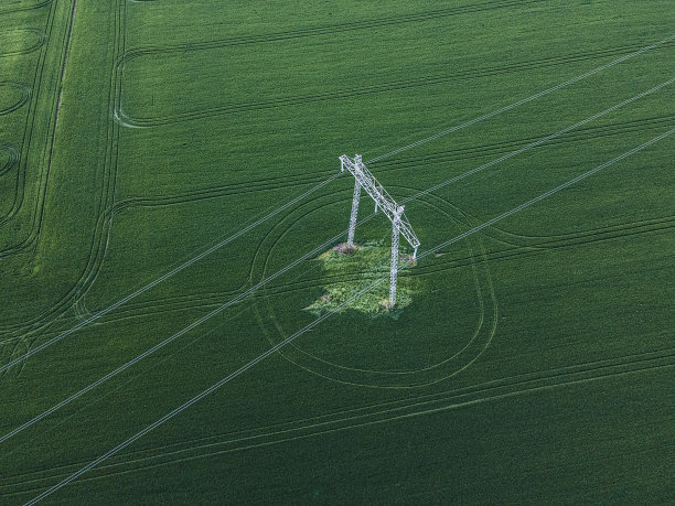 绿色麦田中的电杆鸟瞰图。可再生能源。图片下载