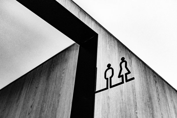 门口有厕所标志。图片下载