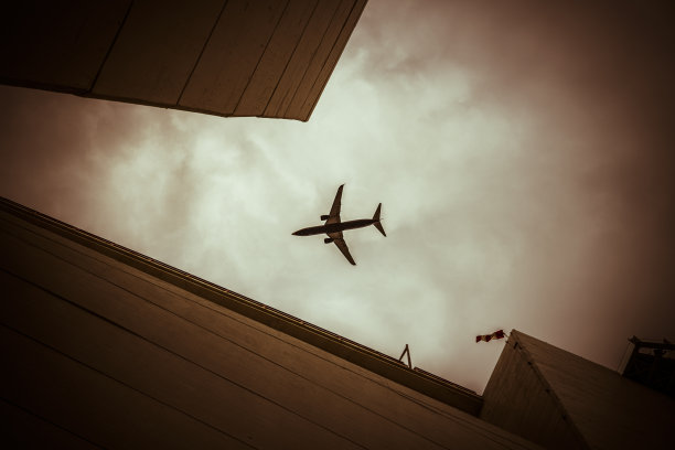 飞越里斯本的飞机图片下载