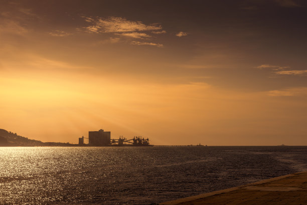 里斯本塔霍河上的工厂图片下载