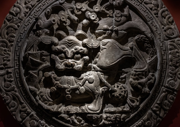 砖墙上雕有狮子图案，狮子图案浮雕。图片下载