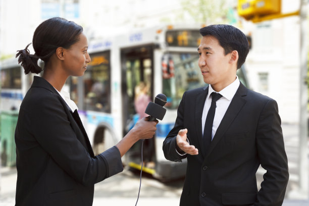 女子在公交车站采访男子图片下载